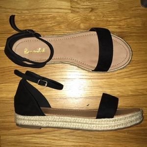 Cute poppy flatform sandals!